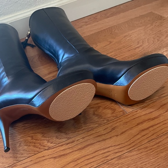 Perfect condition! Never worn and still in the original box - Picture 10 of 12